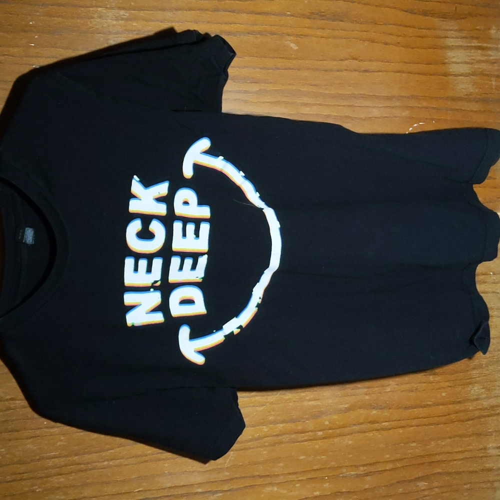 Neck deep tee